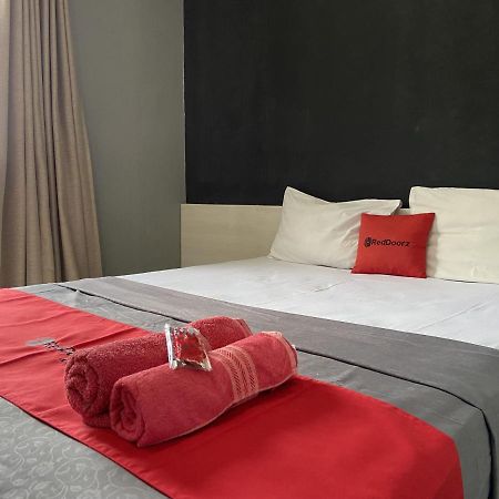 Отель Reddoorz Near Rsud Margono Purwokerto 3 Экстерьер фото