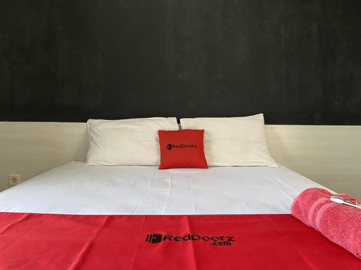 Отель Reddoorz Near Rsud Margono Purwokerto 3 Экстерьер фото