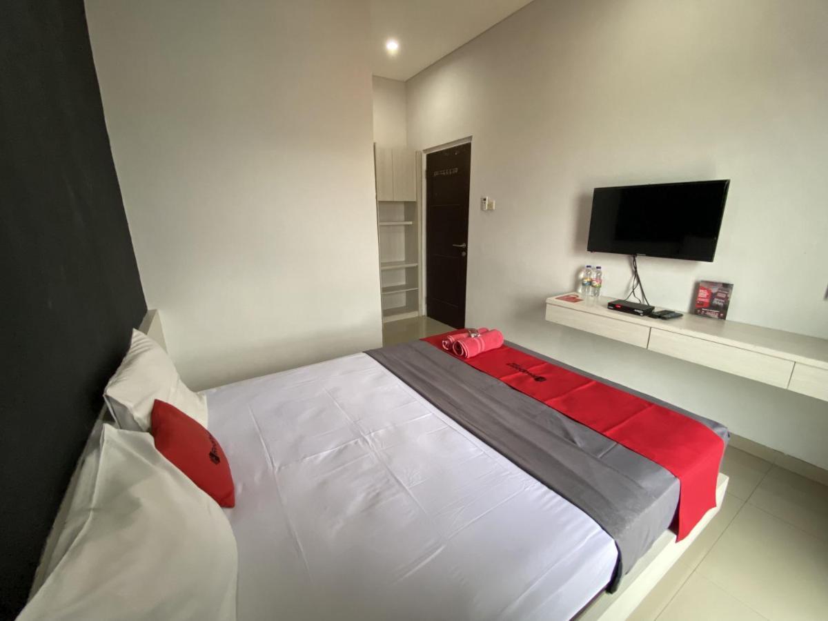 Отель Reddoorz Near Rsud Margono Purwokerto 3 Экстерьер фото